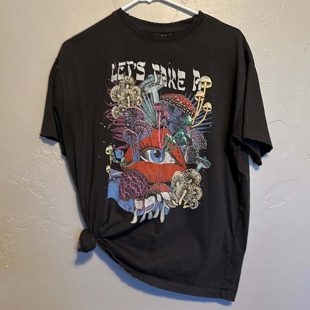 Distressed Mushroom graphic tee size small
